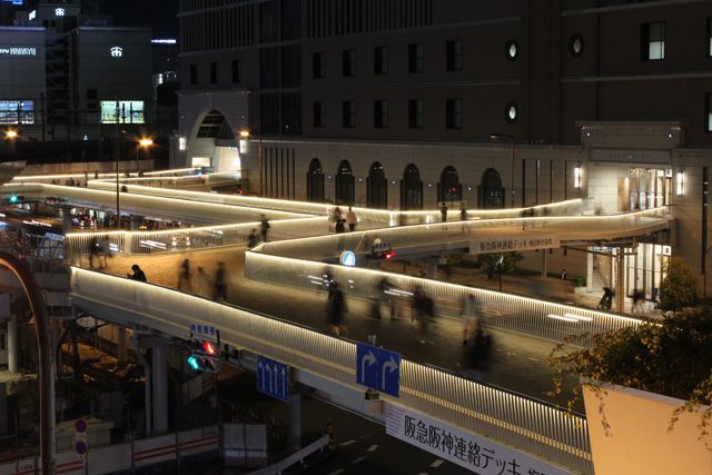 図１　隣接するビルからみた歩道橋