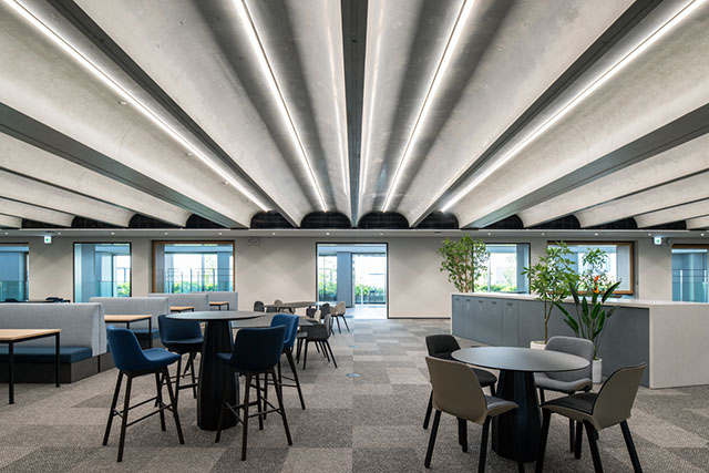 図２　 執務室・PC床版天井照明