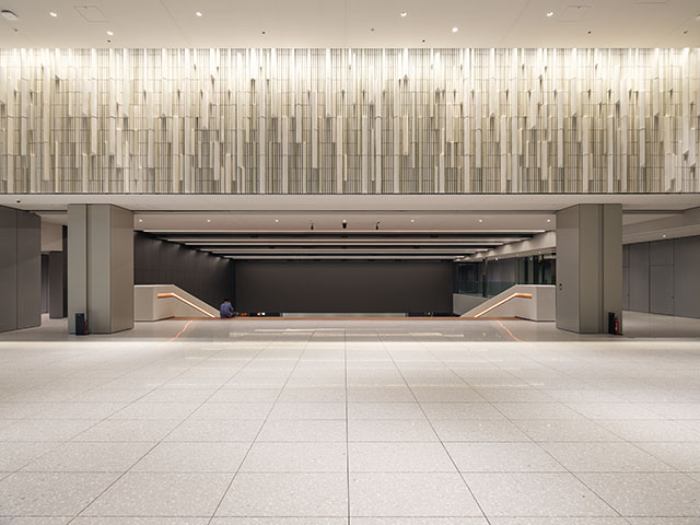 図４　エントランスホール・テラコッタ光壁