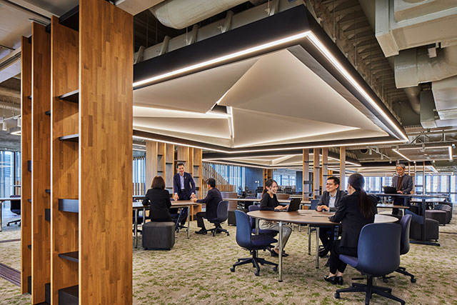 図４　本店棟執務室 折り上げ天井