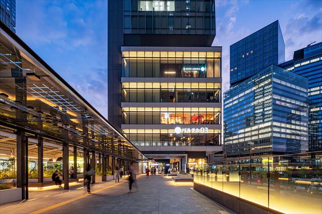 図２　2階東エントランス・接続デッキ